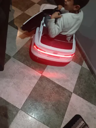 Coche eléctrico infantil Audi e-tron Sportback