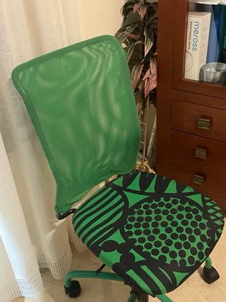 Silla de escritorio verde con diseño