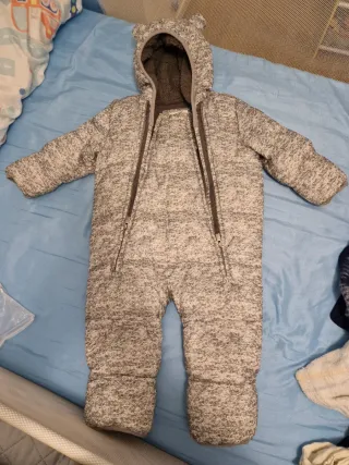 Buzo de nieve para bebé con capucha