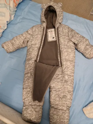 Buzo de nieve para bebé con capucha