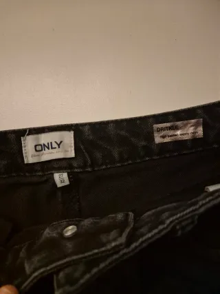 Pantalones vaqueros negros con tachuelas