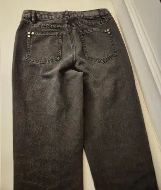 Pantalones vaqueros negros con tachuelas