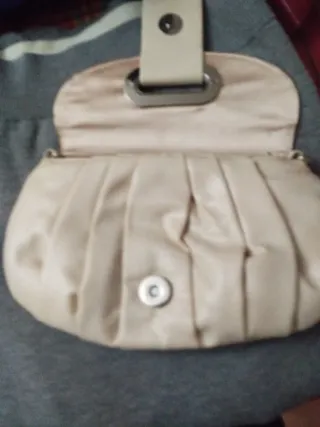 Bolso de mano beige con pedrería