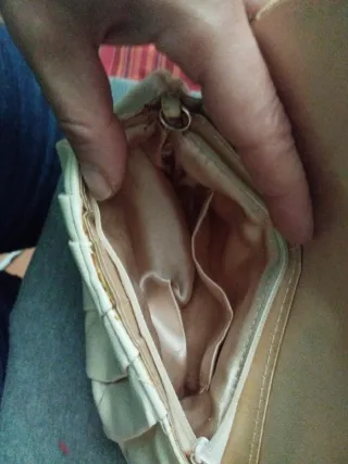 Bolso de mano beige con pedrería