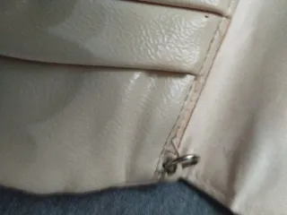 Bolso de mano beige con pedrería