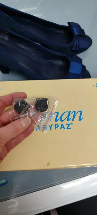 Zapatos azules abiertos por delante con lazo