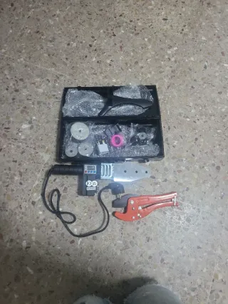 Soldador y cortatubos para fontanería
