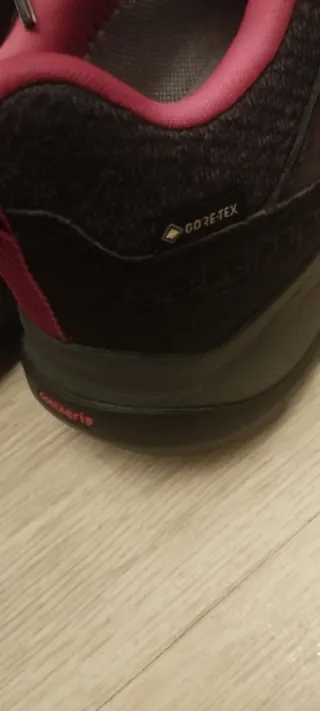 Zapatillas Salomon Negras y Rojas