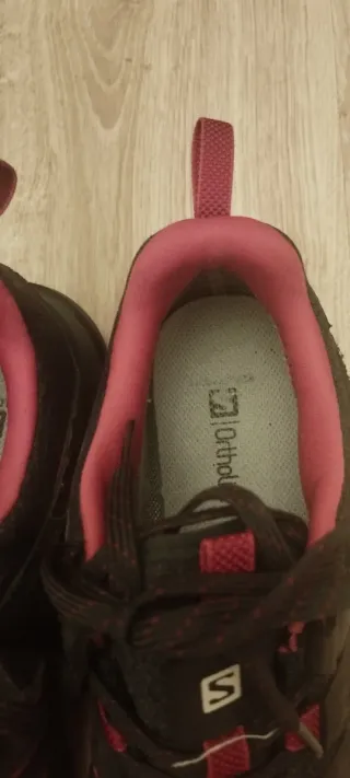 Zapatillas Salomon Negras y Rojas