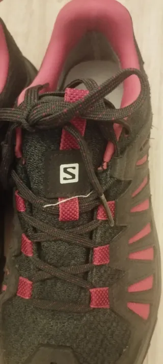 Zapatillas Salomon Negras y Rojas