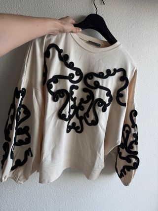Sudadera Zara Beige con Bordado Negro