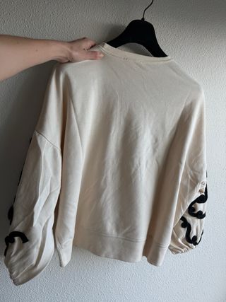Sudadera Zara Beige con Bordado Negro
