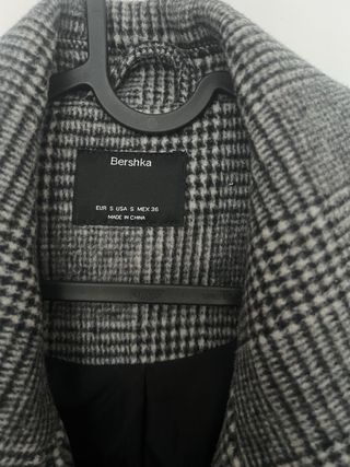 Gabardina Bershka Príncipe de Gales Gris