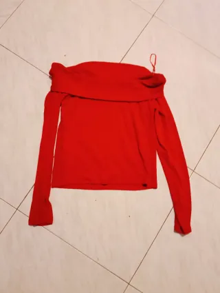 Camiseta roja hombros descubiertos