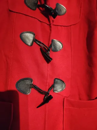 Trenca roja con capucha