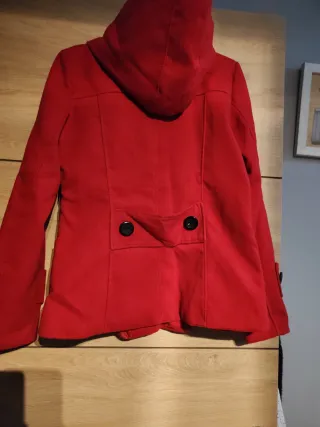 Trenca roja con capucha