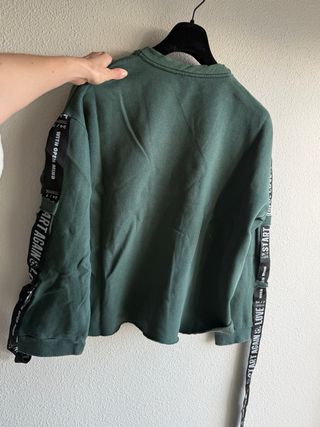 Sudadera Zara verde con cinta negra