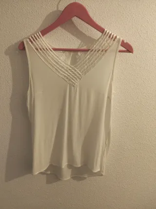 Blusa blanca con escote V y detalles