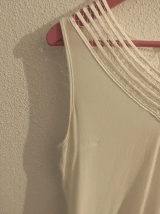 Blusa blanca con escote V y detalles