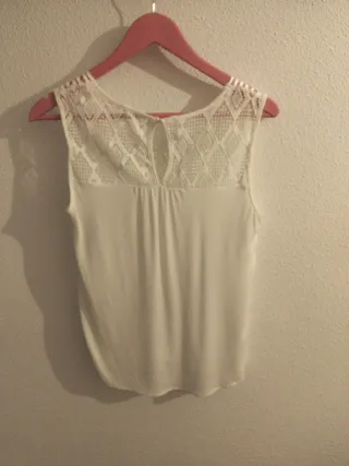 Blusa blanca con escote V y detalles