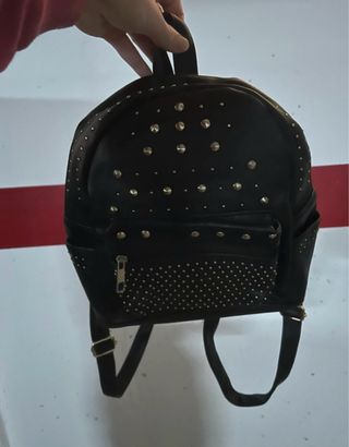Mochila negra con tachuelas
