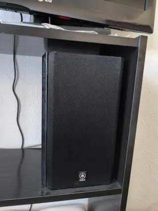 Altavoces Yamaha Negros