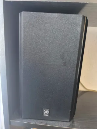 Altavoces Yamaha Negros