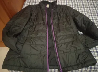 Abrigo acolchado negro y morado