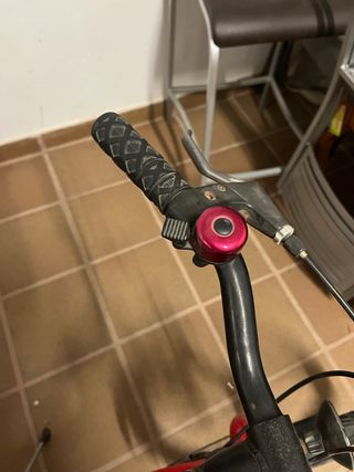 Bicicleta infantil roja