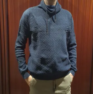 Jersey azul con cuello alto