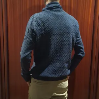 Jersey azul con cuello alto