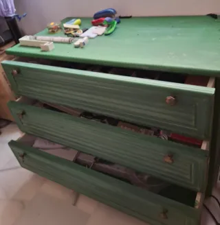 Vitrina verde con puertas y baldas