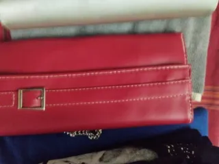 Bolso de mano plateado y rojo