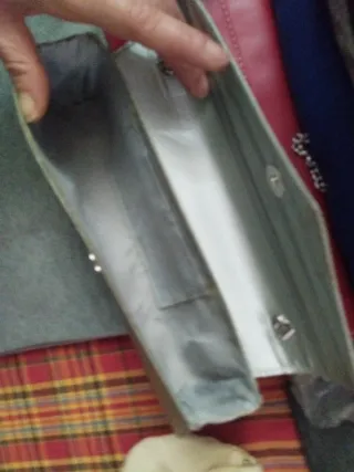 Bolso de mano plateado y rojo