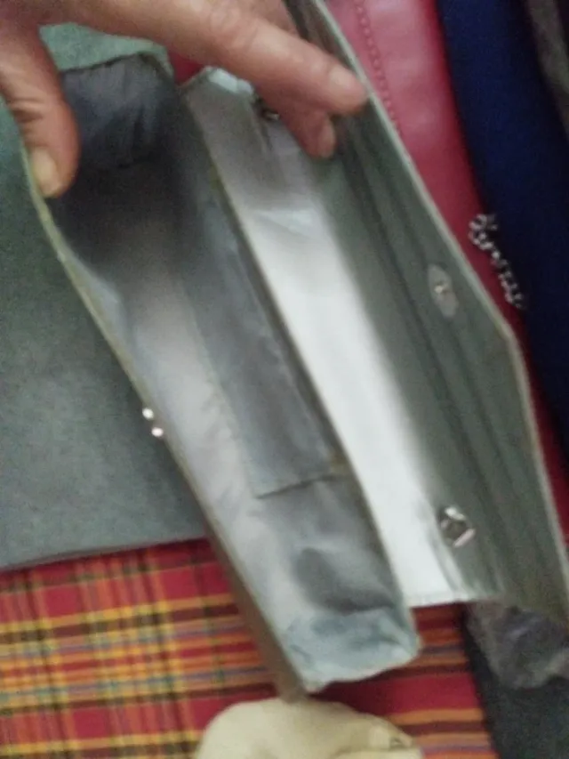 Bolso de mano plateado y rojo