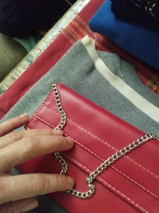 Bolso de mano plateado y rojo