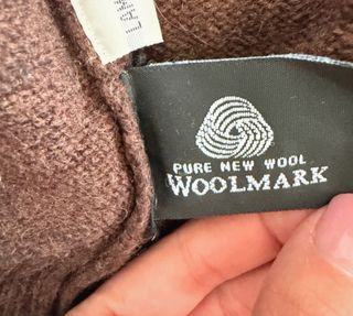 Maglione marrone scuro scollo a V