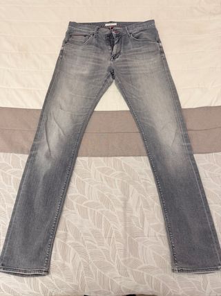 Pantalón vaquero gris Tommy Hilfiger T.33/34 Roto