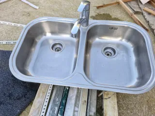 Fregadero doble con grifo