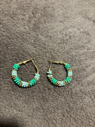 Pendientes Aro Dorados con Cuentas Verdes