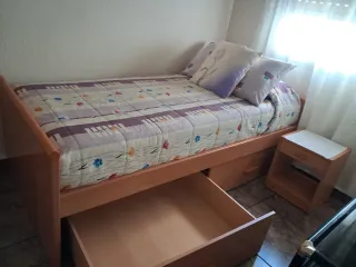 Cama individual 90 con cajones y colchón.