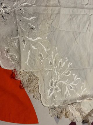 Manteletas falleras bordadas