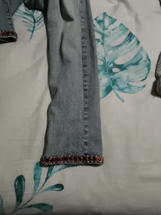 Vaqueros MET S con pedrería roja nuevos