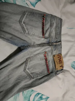Vaqueros MET S con pedrería roja nuevos