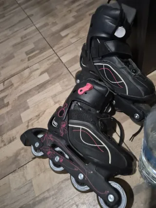 Pattini inline neri con dettagli rosa