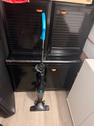 Aspiradora de mano negra y azul