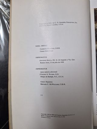 Biblia antigua con atril