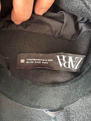 Abrigo negro Zara con capucha