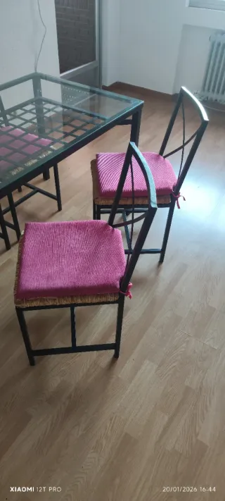 Mesa de comedor de cristal y metal con sillas