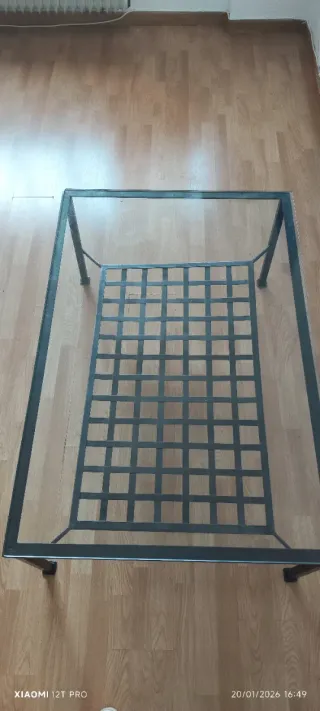 Mesa de comedor de cristal y metal con sillas